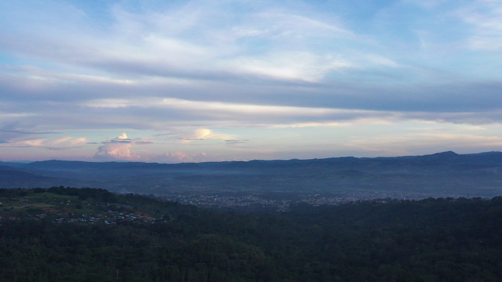 Exclusividad natural: Venta de lodge rodeado de árboles y río en Tarapoto